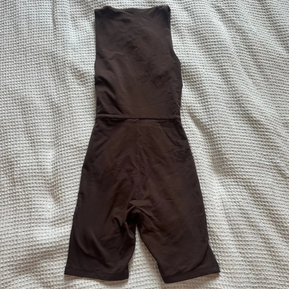 Babaton Aritzia Contour V-Neck Romper brown size XS spring 2023 collection - Picture 8 of 12